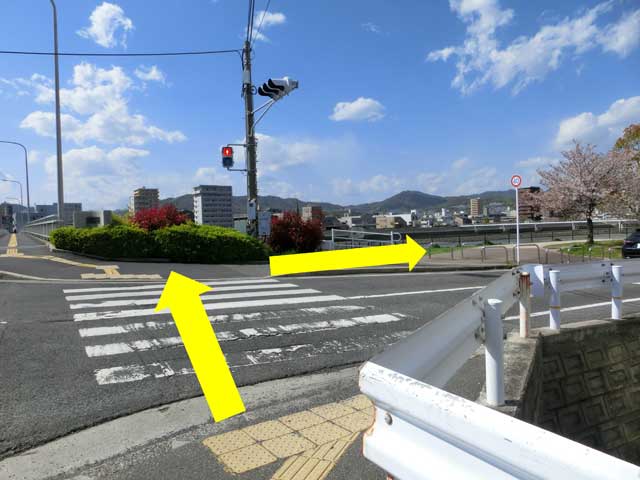 昭和大橋東詰交差点を右折する写真
