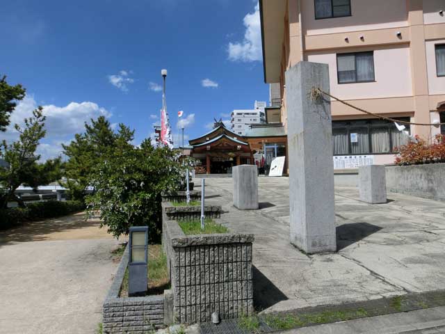 住吉神社と河川敷の写真