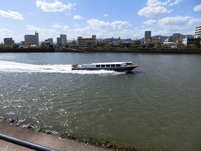旧太田川を走る高速船の写真