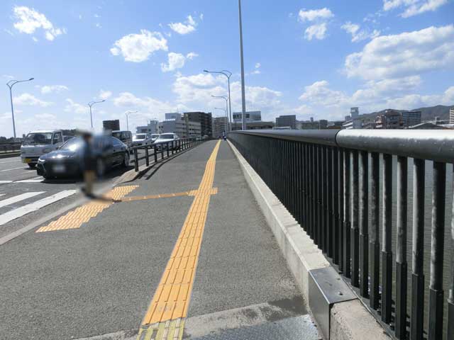 吉島橋歩道の写真
