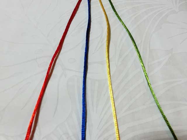 ４色の紐の写真