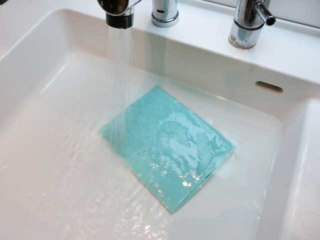 洗えるペットタオルを水で濡らしている写真